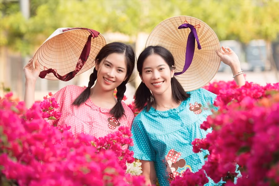 Nam Em chia sẻ, cô muốn ghi lại hình ảnh mọi người sửa soạn đón Tết và sum họp ngày đoàn viên với phong cách trẻ trung hơn, với câu chuyện và bối cảnh xoay quanh những người bạn cùng nhau đón xuân sang.