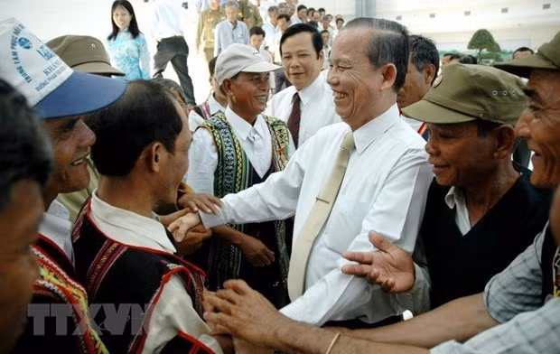 Phó Thủ tướng Trương Vĩnh Trọng tiếp Đoàn đại biểu gia đình chính sách, gia đình có công với Cách mạng của hai tỉnh Gia Lai và Kiên Giang, ngày 23/5/2007, tại Hà Nội. (Ảnh: Tùng Lâm/TTXVN)