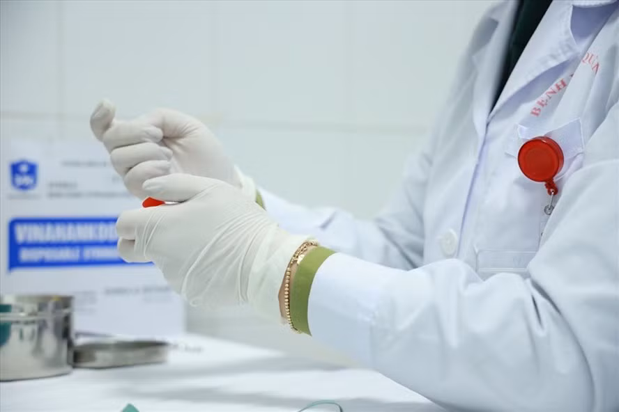 Cán bộ y tế lấy mẫu xét nghiệm COVID-19 trước khi tiến hành thử nghiệm vaccine COVID-19. Ảnh: Hải Nguyễn Cán bộ y tế lấy mẫu xét nghiệm COVID-19 trước khi tiến hành thử nghiệm vaccine COVID-19. Ảnh: Hải Nguyễn