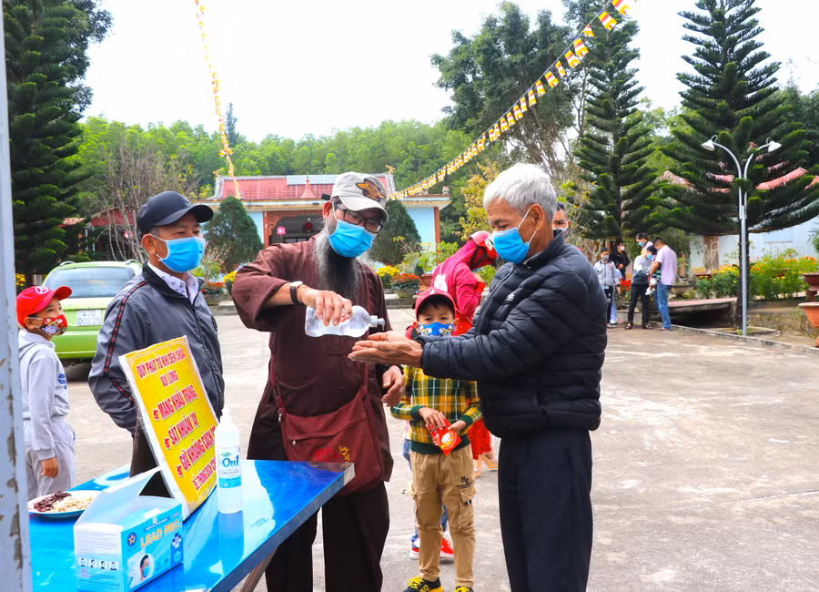 Người dân rửa tay sát khuẩn trước khi vào lễ Phật. Ảnh: Ngọc Minh Người dân sát khuẩn trước khi vào lễ phật. Ảnh: Ngọc Minh