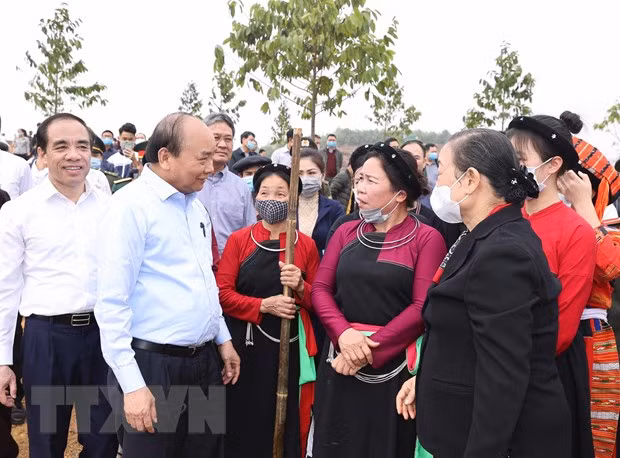Thủ tướng Nguyễn Xuân Phúc cùng bà con đồng bào dân tộc. (Ảnh: Thống Nhất/TTXVN)