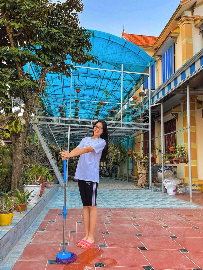 Đỗ Thị Hà không ngại phụ giúp gia đình công việc nhà - Ảnh: FBNV