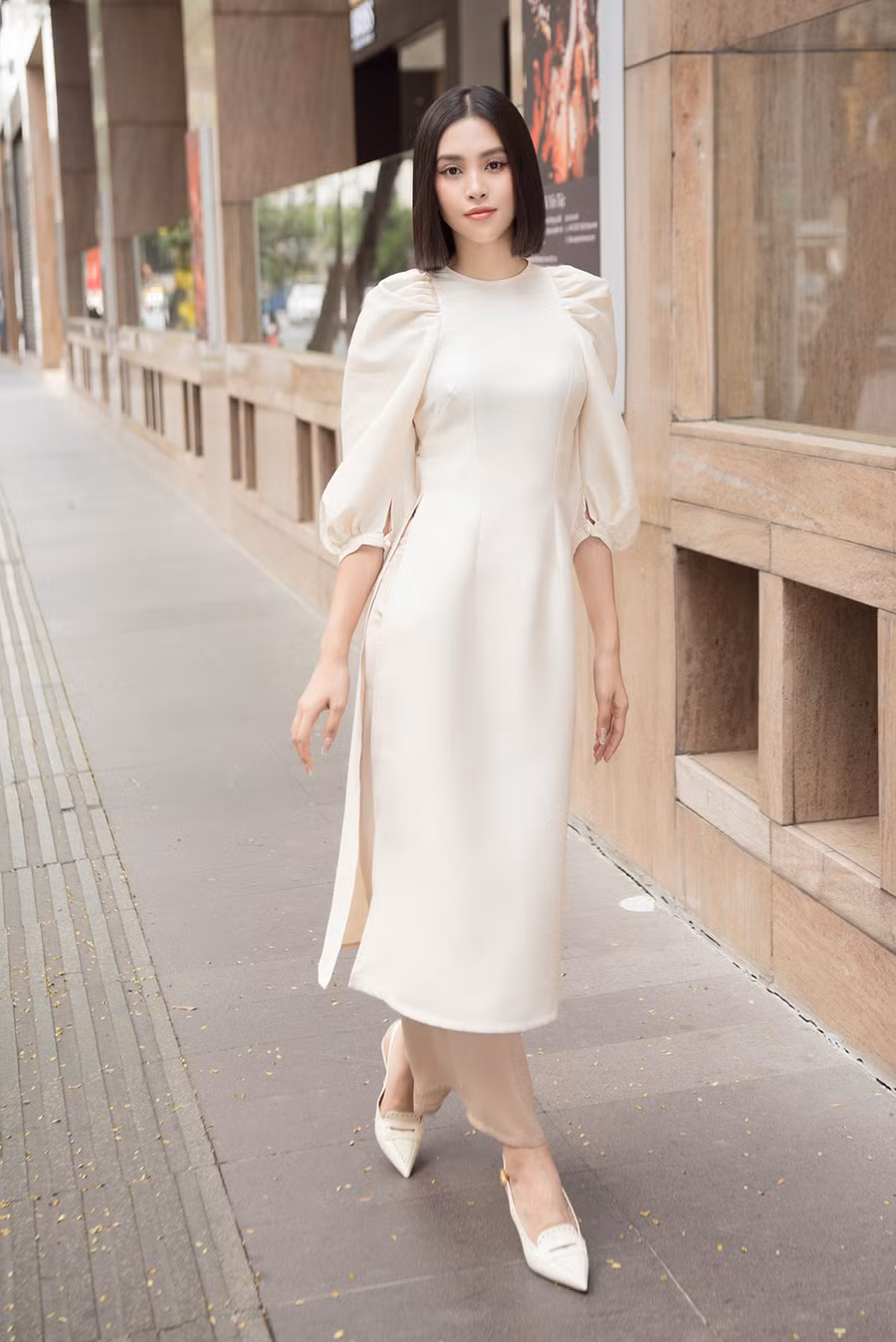 Trần Tiểu Vy sinh năm 2000, cao 1,74m từng là một trong những thí sinh nhỏ tuổi nhất tại Hoa hậu Việt Nam 2018. Cô thu hút bởi vẻ đẹp hiện đại nhưng nền nã, duyên dáng. Người đẹp là nàng hậu được xem là 