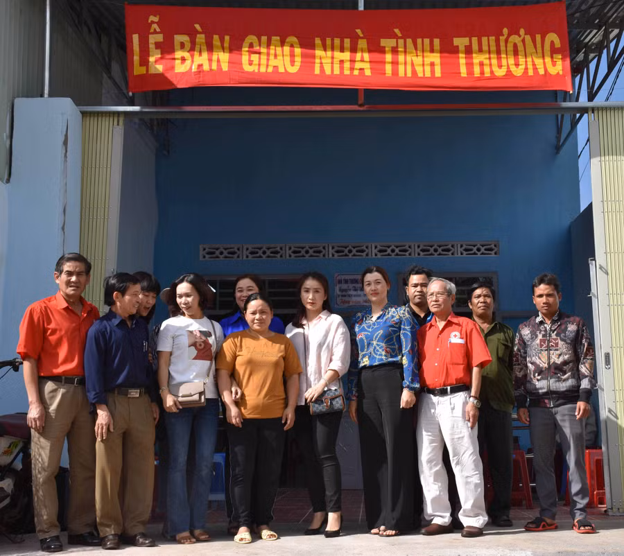 Lễ bàn giao nhà tình thương cho gia đình bà Nguyễn Thị Thủy (làng Ngol, phường Trà Bá, TP. Pleiku). Ảnh: Hà Phương