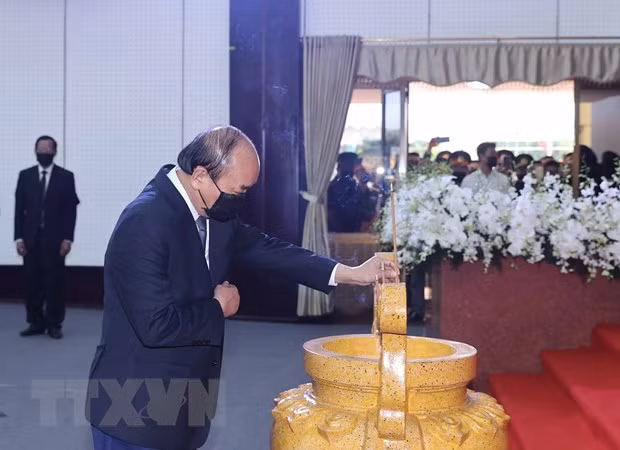 Đoàn đại biểu Ban Chấp hành Trung ương Đảng Cộng sản Việt Nam do Ủy viên Bộ Chính trị, Thủ tướng Chính phủ Nguyễn Xuân Phúc dẫn đầu viếng nguyên Phó Thủ tướng Trương Vĩnh Trọng. (Ảnh: Thống Nhất/TTXVN)