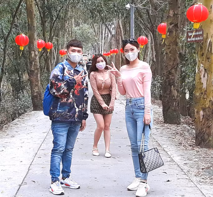 Nhóm bạn trẻ rất thích thú vì lần đầu tiên được đến rừng tràm Trà Sư dịp Tết