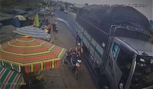 Hình ảnh cắt từ đoạn clip ghi lại vụ tai nạn. (Nguồn: thanhnien.vn)
