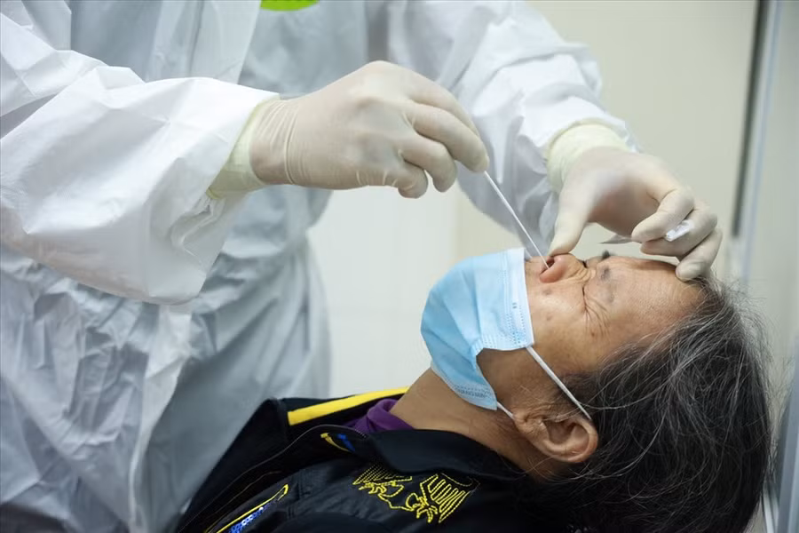 Lấy mẫu xét nghiệm COVID-19 là một bước quan trọng trước khi bước vào quá trình thử nghiệm. Ảnh: Hải Nguyễn Lấy mẫu xét nghiệm COVID-19 là một bước quan trọng trước khi bước vào quá trình thử nghiệm. Ảnh: Hải Nguyễn