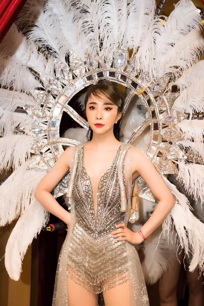 Hiện tại, về chuyện tình cảm, Quỳnh Nga vướng tin đồn hẹn hò Việt Anh song lên tiếng phủ nhận, cho biết cả hai chỉ là anh em thân thiết trong nghề ẢNH: FBNV