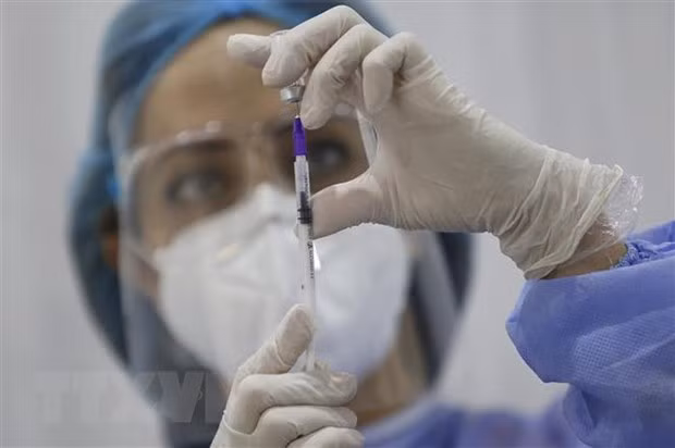  Nhân viên y tế chuẩn bị tiêm vắcxin phòng COVID-19 của hãng Pfizer/BioNTech. (Nguồn: THX/TTXVN)