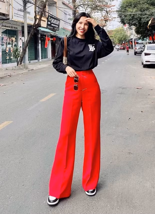 Minh Triệu khéo khoe đôi chân dài ''đắt giá'' với cặp item quần ống rộng cạp cao và áo nỉ. Công thức sơvin luôn được siêu mẫu ứng dụng triệt để, phô diễn tối đa ưu thế chiều cao.