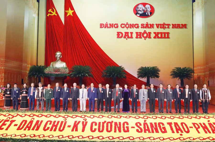  Đoàn đại biểu Đảng bộ tỉnh chụp ảnh lưu niệm với các đồng chí lãnh đạo Đảng, Nhà nước. Ảnh: Anh Huy