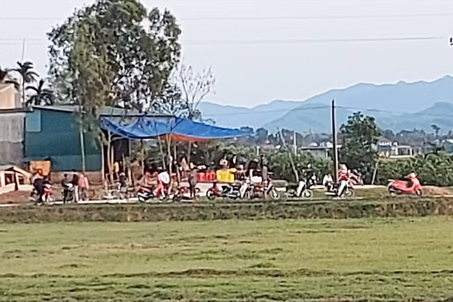  Sau vụ án mạng, gia đình đang che bạt chuẩn bị đám tang cho anh Thuyết. Ảnh: PV.