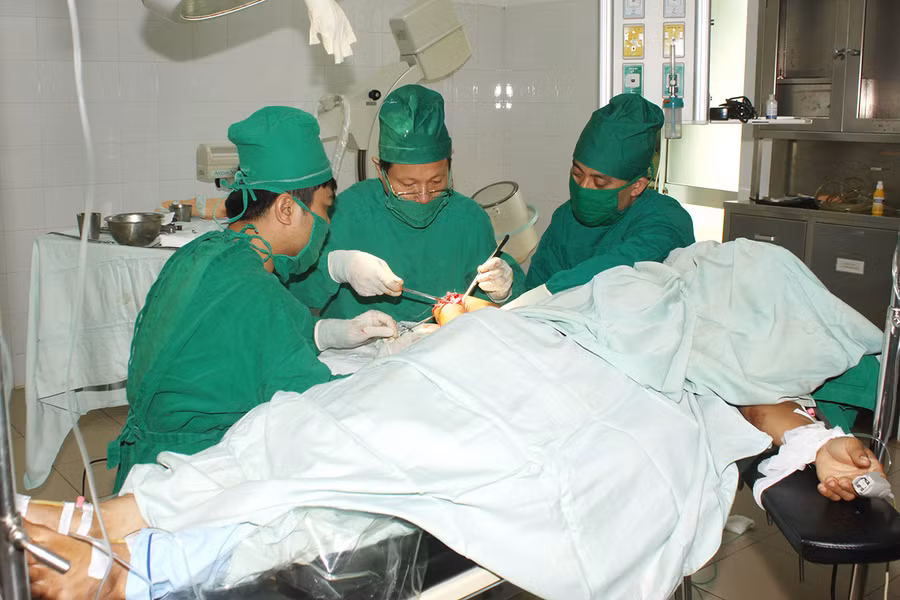 Các bác sĩ Khoa B1 (Bệnh viện Quân y 211) thực hiện ca phẫu thuật. Ảnh: Duy Hiển