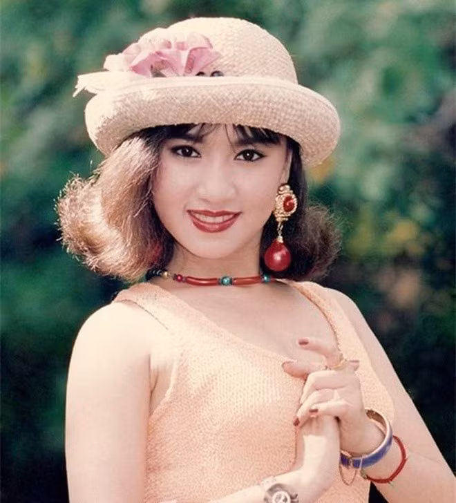 Y Phụng là con của đôi nghệ sĩ cải lương Minh Phụng và Kiều Tiên, cô thừa hưởng đam mê nghệ thuật, đi hát từ nhỏ. Cuối thập niên 1990, dù đa phần mỹ nhân thời bấy giờ chuộng thời trang kín đáo, Y Phụng là một trong những người đẹp trung thành với phong cách phóng khoáng, gợi cảm. Ảnh: NSCC.