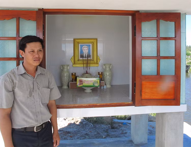 Anh Nguyễn Ngọc - Trưởng Thôn 14 bên miếu thờ ông Phan Thế Phương Anh Nguyễn Ngọc - Trưởng Thôn 14 bên miếu thờ ông Phan Thế Phương