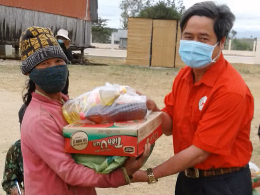  Tặng quà Tết cho hộ nghèo, khó khăn xã Chư A Thai. Ảnh: Hồng Ngọc