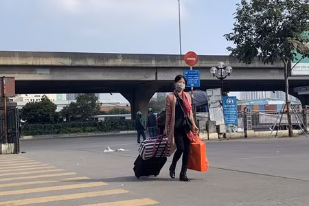 Bạn có tin được không, đây là quang cảnh vắng lặng trước bến xe Mỹ Đình vào chiều 25 Tết. Ảnh: Trần Vương/LĐO