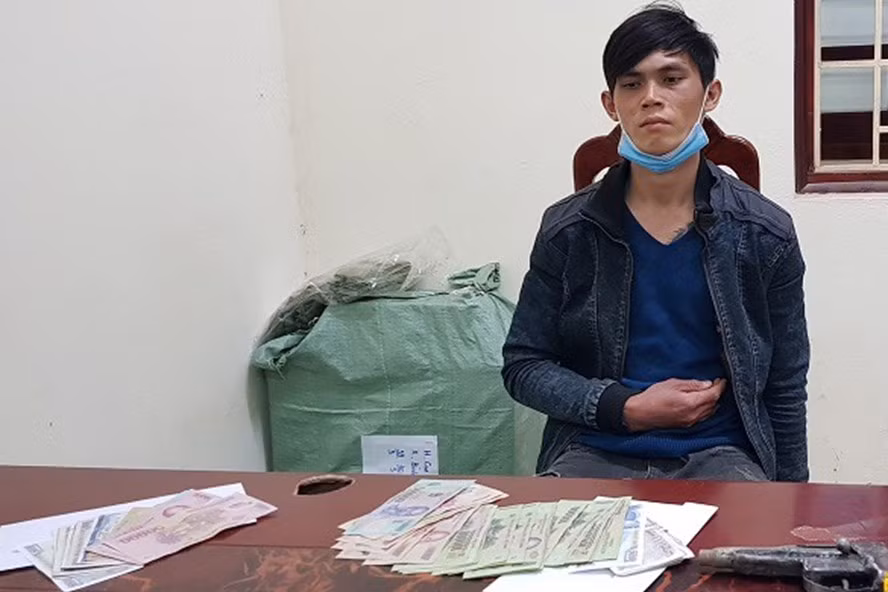 Tên cướp Đoàn Quốc Dũng tại cơ quan công an. Ảnh: CACC.