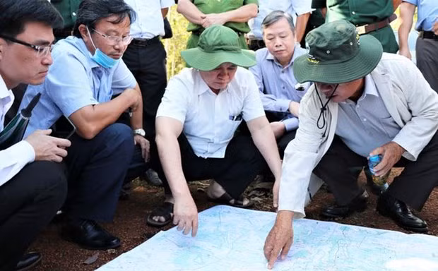  Bí thư tỉnh ủy Bình Phước Nguyễn Văn Lợi (giữa) cùng lãnh đạo các sở, ngành khảo sát vị trí để lập dự án sân bay Técníc Hớn Quản ngày 19/2 vừa qua. (Nguồn: thanhnien.vn)