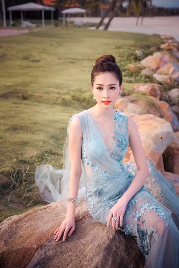 Đặng Thu Thảo là người đẹp miền Tây đầu tiên đăng quang ngôi vị danh giá Hoa hậu Việt Nam 2012. Trước khi tham gia Hoa hậu Việt Nam, Đặng Thu Thảo đã giành được danh hiệu Hoa khôi Đồng Bằng Sông Cửu Long 2012.