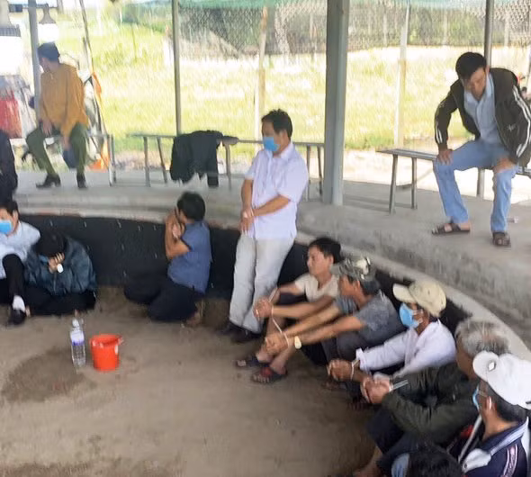  Các đối tượng tham gia cá độ ăn tiền tại trường gà bị lực lượng chức năng bắt quả tang