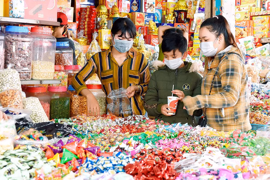 Việc đeo khẩu trang nơi công cộng, chợ... là bắt buộc để phòng-chống dịch Covid-19. Ảnh: Đức Thụy