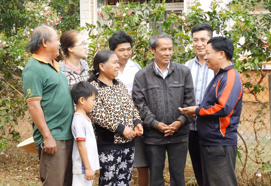 Cán bộ, đảng viên Chi bộ thôn 4 (thị trấn Đak Đoa) tuyên truyền vận động nhân dân tham gia phong trào xây dựng đời sống văn hóa ở khu dân cư. Ảnh: Thanh Nhật
