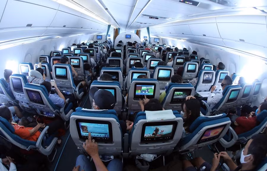 Hành khách trên chuyến bay của hãng hàng không Vietnam Airlines. 