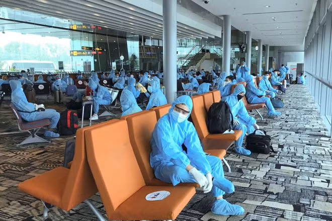 Hành khách chờ lên máy bay về nước tại sân bay Changi ở Singapore vào tháng 8.2020 - Ảnh: Reuters