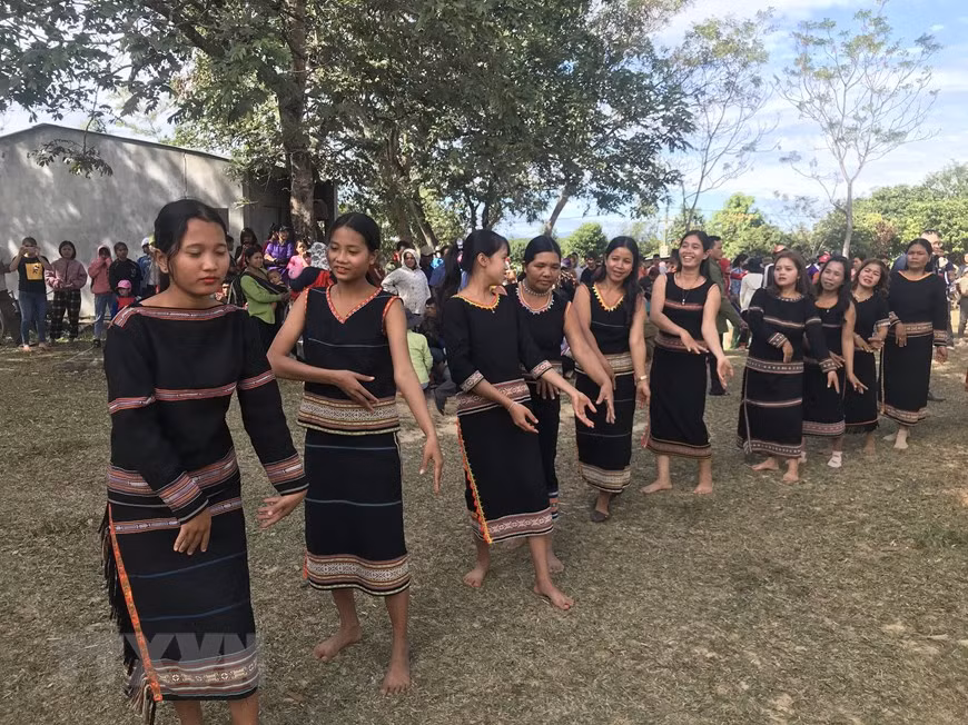 Những người phụ nữ trong trang phục truyền thống múa xoang tại lễ hội. (Ảnh: Khoa Chương/TTXVN)