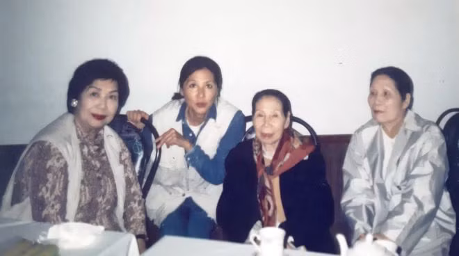  Bà Dinh (thứ 2 bìa phải) cùng với thứ phi Mộng Điệp (bìa trái) và công chúa Phương Thảo (thứ 2 bên trái) - ảnh TL Gia đình