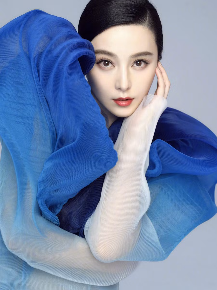Mới đây, cô xuất hiện với những hình ảnh mới nhất trong bộ sưu tập Roots of Rebirth (Sự tái sinh của rễ) của Iris van Herpen. Nữ diễn viên mang tới hình ảnh cá tính và đầy sức hút. Nhan sắc của người đẹp vẫn được đánh giá cao, xứng danh là mỹ nhân hàng đầu Hoa ngữ. Ảnh: Xinhua.