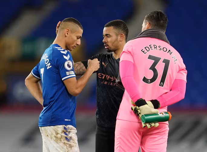 Hai đồng hương Brazil là Ederson, Jesus an ủi Richarlison