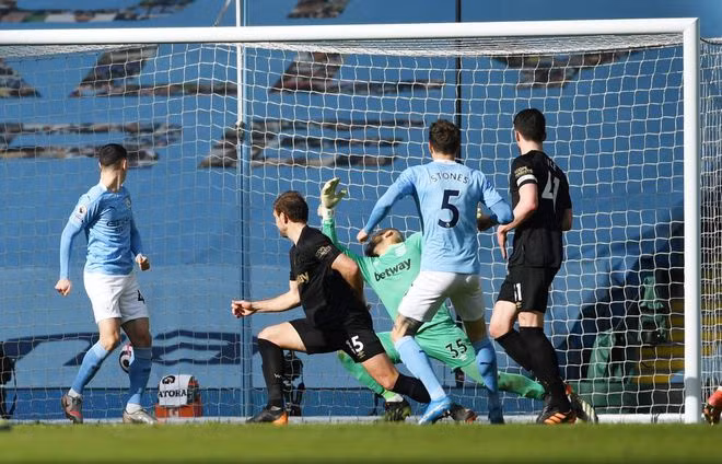 Hậu vệ John Stone (số 5) ấn định chiến thắng 2-1 cho Man City - Ảnh: Reuters Hậu vệ John Stone (số 5) ấn định chiến thắng 2-1 cho Man City - Ảnh: Reuters