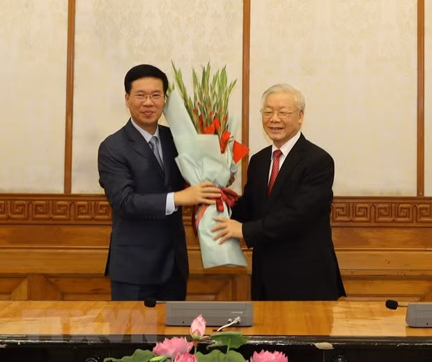 Tổng Bí thư, Chủ tịch nước Nguyễn Phú Trọng tặng hoa chúc mừng đồng chí Võ Văn Thưởng, Ủy viên Bộ Chính trị, được phân công giữ chức Thường trực Ban Bí thư. (Ảnh: Trí Dũng/TTXVN) Tổng Bí thư, Chủ tịch nước Nguyễn Phú Trọng tặng hoa chúc mừng đồng chí Võ Văn Thưởng, Ủy viên Bộ Chính trị, được phân công giữ chức Thường trực Ban Bí thư. (Ảnh: Trí Dũng/TTXVN)