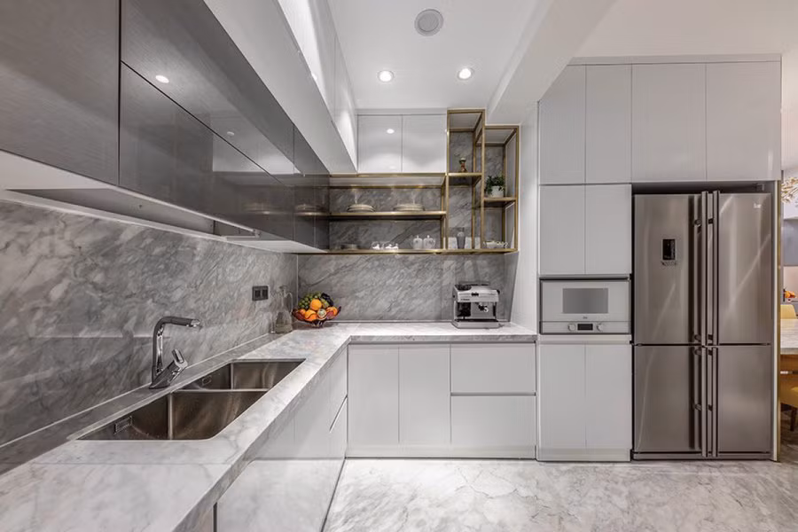 Khu bếp nấu kế bên phòng ăn được thiết kế khá đơn giản để dễ vệ sinh. Màu xám – trắng chủ đạo cho cảm giác sang trọng, sạch sẽ.