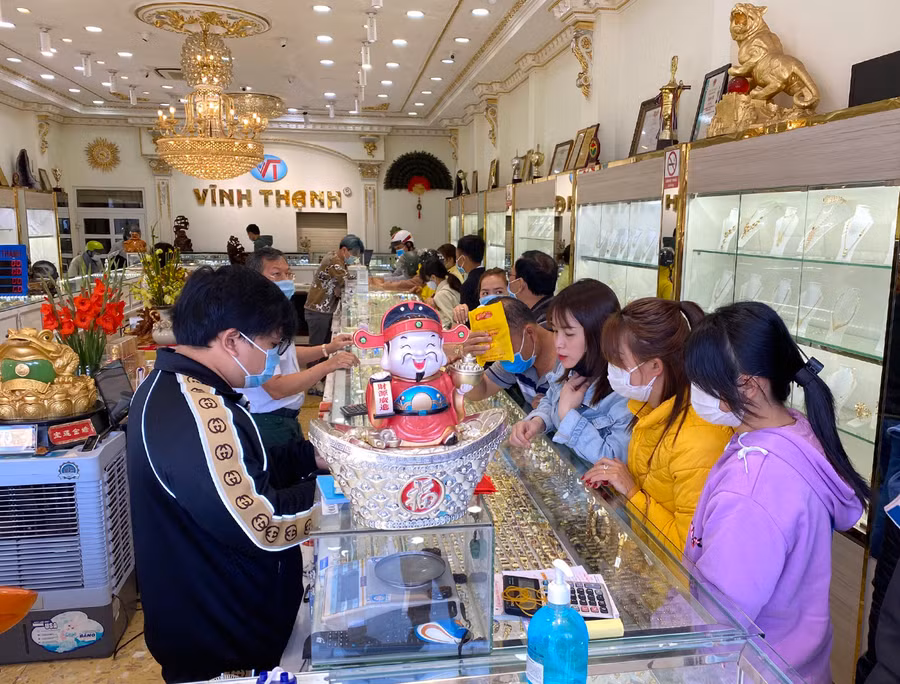 Khảo sát giá bán tại một số nơi cho thấy, vàng SJC được bán với giá 5,63 triệu đồng/chỉ; PNJ giá 5,5 triệu đồng/chỉ; vàng 9T9 giá 5,5 triệu đồng/chỉ; 9T8 5,25 triệu đồng/chỉ; vàng nữ trang 18k giá 3,45 - 4 triệu đồng/chỉ... Gía mua vào-bán ra chênh nhau khoảng 300 ngàn đồng/chỉ. 