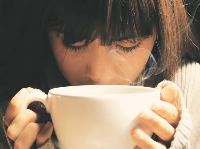 Dịch vụ Y tế Quốc gia Anh cảnh báo: Gọi cho đường dây nóng ngay nếu sốt cao, ho mới xuất hiện không khỏi hoặc mất khứu giác vị giác ẢNH MINH HỌA: SHUTTERSTOCK