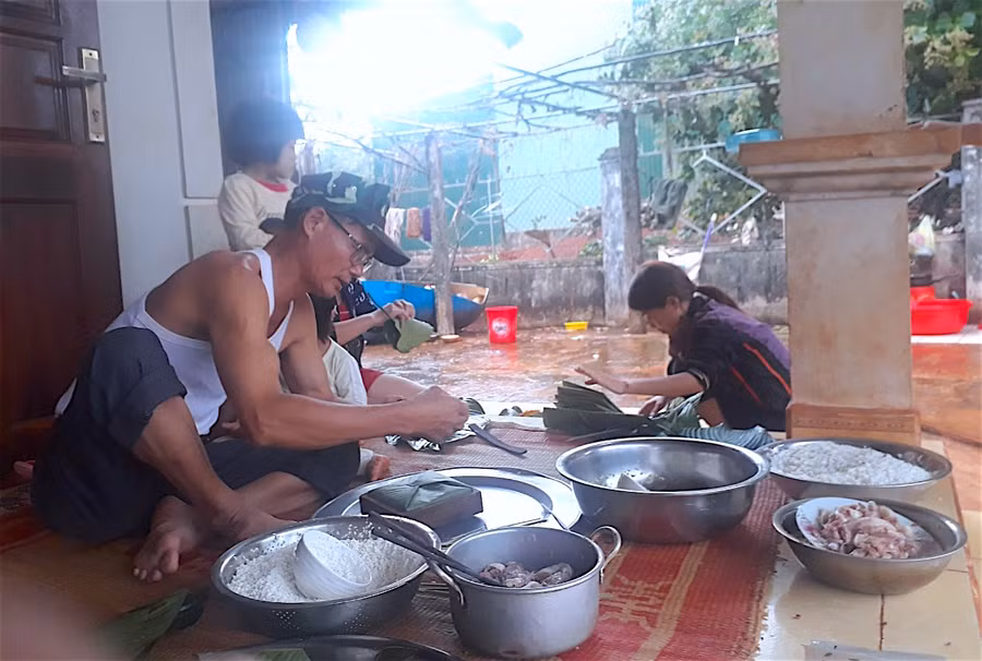  Gác lại việc đồng áng, người dân ở xã biên giới Ia Krai (huyện Ia Grai) tranh thủ gói bánh chưng, bánh tét cho dư vị ngày Tết thêm ấm cúng, đủ đầy. Ảnh: Nguyễn Tú.