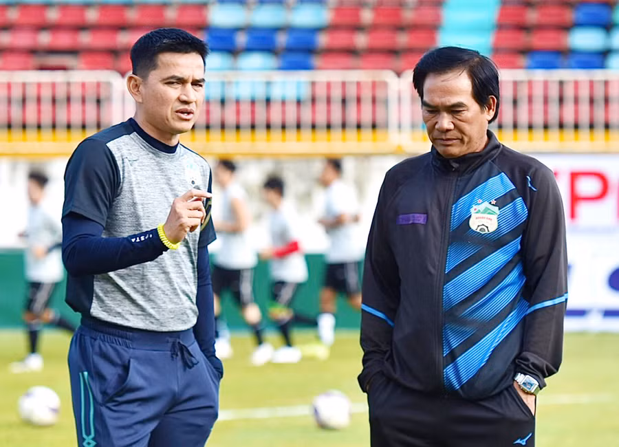 Huấn luyện viên Kiatisak (bìa trái) của HAGL. Ảnh: Lê Gia