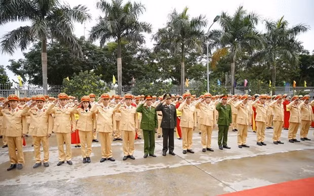 Lực lượng CSGT ra quân thực hiện cao điểm bảo đảm trật tự an toàn giao thông. (Ảnh: Doãn Tấn/TTXVN) Lực lượng CSGT ra quân thực hiện cao điểm bảo đảm trật tự an toàn giao thông. (Ảnh: Doãn Tấn/TTXVN)