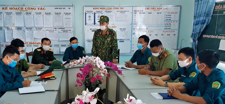 Trung tá Trần Ngọc Oánh-Phó Chỉ huy trưởng Ban Chỉ huy Quân sự huyện Krông Pa triển khai nhiệm vụ cho lực lượng phục vụ tại khu tập trung thanh niên sẵn sàng nhập ngũ. Ảnh: Xuân Hồng Trung tá Trần Ngọc Oánh-Phó CHT Ban Chỉ huy Quân sự huyện Krông Pa, triển khai nhiệm vụ cho lực lượng phục vụ tại khu tập trung thanh niên SSNN. Ảnh: Xuân Hồng