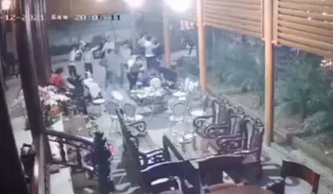 Nhóm người cầm hung khí xông vào nhà dân chém 2 người bị thương. Ảnh cắt từ Clip Nhóm người cầm hung khí xông vào nhà dân chém 2 người bị thương. Ảnh cắt từ Clip