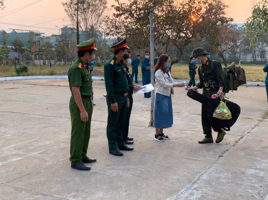 Hội đồng Nghĩa vụ quân sự thị xã Ayun Pa động viên các tân binh trước lúc lên đường. Ảnh: Vũ Chi Hội đồng Nghĩa vụ quân sự thị xã Ayun Pa động viên các tân binh trước lúc lên đường. Ảnh: Vũ Chi