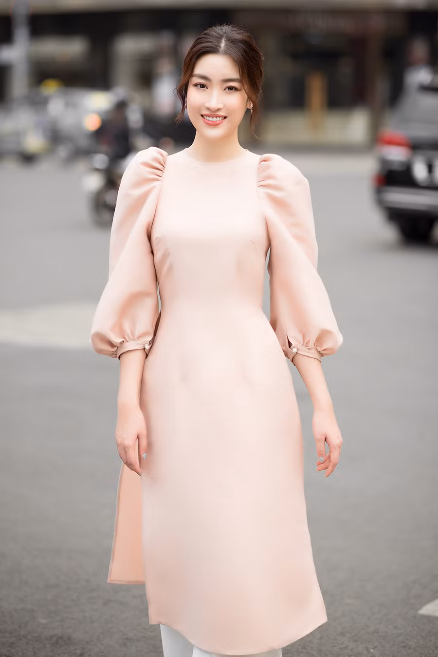 Đỗ Mỹ Linh cho biết, cô yêu thích chiếc áo dài cách tân này vì điểm nhấn của chiếc áo dài dồn hết vào chi tiết bông hoa được làm cùng chất liệu, đính ở cầu vai.