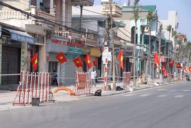  Dãy phố gồm 29 hộ dân ở khu 2 phường Thạch Khôi, Thành phố Hải Dương trong diện thực hiện cách ly y tế để phòng chống dịch COVID-19. (Ảnh: Mạnh Minh/TTXVN)