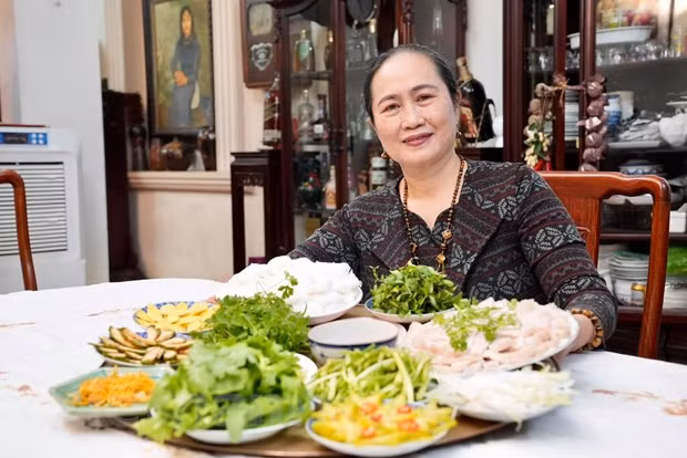 Tác giả yêu thích ẩm thực và trăn trở làm sao lưu giữ những nét tinh túy của ẩm thực Hà Nội. (Ảnh: NVCC)
