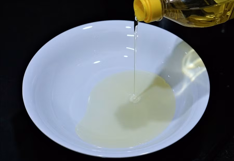 Các thực phẩm nhiều dầu mỡ cũng dẫn đến các bệnh lý như: béo phì, tim mạch,... Bạn cũng nên sử dụng dầu ăn đảm bảo chất lượng và chỉ dùng một lần để đảm bảo sức khỏe. Ảnh: Tùng Giang Các thực phẩm nhiều dầu mỡ cũng dẫn đến các bệnh lý như: béo phì, tim mạch,... Bạn cũng nên sử dụng dầu ăn đảm bảo chất lượng và chỉ dùng một lần để đảm bảo sức khỏe. Ảnh: Tùng Giang
