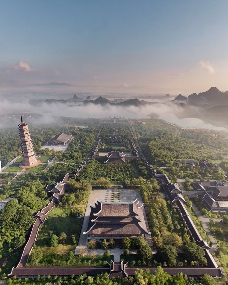 Chùa Bái Đính là quần thể chùa lớn nhất khu vực Đông Nam Á, cách Hà Nội 95 km, có diện tích 539 ha, gồm khu chùa cổ và khu chùa mới. (Ảnh: CTV/Vietnam+)